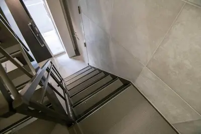 a staircase in a building with a stair case at \u6d45\u8349\u7985\u5fc3\u5c45201\u5ba4 \u6d45\u8349\u99c5\u5f92\u6b6915\u5206 2024\u5e744\u6708\u30cb\u30e5\u30fc\u30aa\u30fc\u30d7\u30f3 43\u5e73\u7c73\u4e38\u8cb8\u3057\u5207\u308a \u30c0\u30d6\u30eb\u30d9\u30c3\u30c82\u53f0\u3068\u7573\u6577\u304d\u5e03\u56e32\u7d44 \u5bb6\u5ead\u5f0f\u7528\u54c1\u8a2d\u5099\u5b8c\u5099 in Tokyo