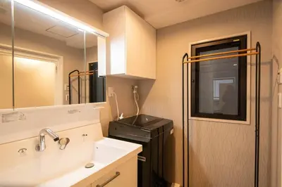 a small bathroom with a sink and a stove at \u6d45\u8349\u7985\u5fc3\u5c45201\u5ba4 \u6d45\u8349\u99c5\u5f92\u6b6915\u5206 2024\u5e744\u6708\u30cb\u30e5\u30fc\u30aa\u30fc\u30d7\u30f3 43\u5e73\u7c73\u4e38\u8cb8\u3057\u5207\u308a \u30c0\u30d6\u30eb\u30d9\u30c3\u30c82\u53f0\u3068\u7573\u6577\u304d\u5e03\u56e32\u7d44 \u5bb6\u5ead\u5f0f\u7528\u54c1\u8a2d\u5099\u5b8c\u5099 in Tokyo