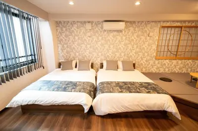 two beds sitting next to each other in a room at \u6d45\u8349\u7985\u5fc3\u5c45201\u5ba4 \u6d45\u8349\u99c5\u5f92\u6b6915\u5206 2024\u5e744\u6708\u30cb\u30e5\u30fc\u30aa\u30fc\u30d7\u30f3 43\u5e73\u7c73\u4e38\u8cb8\u3057\u5207\u308a \u30c0\u30d6\u30eb\u30d9\u30c3\u30c82\u53f0\u3068\u7573\u6577\u304d\u5e03\u56e32\u7d44 \u5bb6\u5ead\u5f0f\u7528\u54c1\u8a2d\u5099\u5b8c\u5099 in Tokyo