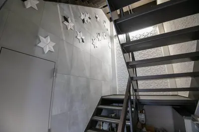 a staircase in a room with stars on the wall at \u6d45\u8349\u7985\u5fc3\u5c45201\u5ba4 \u6d45\u8349\u99c5\u5f92\u6b6915\u5206 2024\u5e744\u6708\u30cb\u30e5\u30fc\u30aa\u30fc\u30d7\u30f3 43\u5e73\u7c73\u4e38\u8cb8\u3057\u5207\u308a \u30c0\u30d6\u30eb\u30d9\u30c3\u30c82\u53f0\u3068\u7573\u6577\u304d\u5e03\u56e32\u7d44 \u5bb6\u5ead\u5f0f\u7528\u54c1\u8a2d\u5099\u5b8c\u5099 in Tokyo
