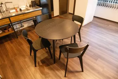 a table and chairs in a room with a kitchen at \u6d45\u8349\u7985\u5fc3\u5c45201\u5ba4 \u6d45\u8349\u99c5\u5f92\u6b6915\u5206 2024\u5e744\u6708\u30cb\u30e5\u30fc\u30aa\u30fc\u30d7\u30f3 43\u5e73\u7c73\u4e38\u8cb8\u3057\u5207\u308a \u30c0\u30d6\u30eb\u30d9\u30c3\u30c82\u53f0\u3068\u7573\u6577\u304d\u5e03\u56e32\u7d44 \u5bb6\u5ead\u5f0f\u7528\u54c1\u8a2d\u5099\u5b8c\u5099 in Tokyo