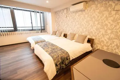a bedroom with a large bed and a large window at \u6d45\u8349\u7985\u5fc3\u5c45201\u5ba4 \u6d45\u8349\u99c5\u5f92\u6b6915\u5206 2024\u5e744\u6708\u30cb\u30e5\u30fc\u30aa\u30fc\u30d7\u30f3 43\u5e73\u7c73\u4e38\u8cb8\u3057\u5207\u308a \u30c0\u30d6\u30eb\u30d9\u30c3\u30c82\u53f0\u3068\u7573\u6577\u304d\u5e03\u56e32\u7d44 \u5bb6\u5ead\u5f0f\u7528\u54c1\u8a2d\u5099\u5b8c\u5099 in Tokyo