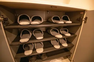 a bunch of pairs of shoes in a closet at \u6d45\u8349\u7985\u5fc3\u5c45201\u5ba4 \u6d45\u8349\u99c5\u5f92\u6b6915\u5206 2024\u5e744\u6708\u30cb\u30e5\u30fc\u30aa\u30fc\u30d7\u30f3 43\u5e73\u7c73\u4e38\u8cb8\u3057\u5207\u308a \u30c0\u30d6\u30eb\u30d9\u30c3\u30c82\u53f0\u3068\u7573\u6577\u304d\u5e03\u56e32\u7d44 \u5bb6\u5ead\u5f0f\u7528\u54c1\u8a2d\u5099\u5b8c\u5099 in Tokyo