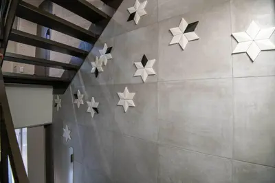 a wall with stars on the side of a building at \u6d45\u8349\u7985\u5fc3\u5c45202\u5ba4 \u6d45\u8349\u99c5\u5f92\u6b6915\u5206 2024\u5e744\u6708\u30cb\u30e5\u30fc\u30aa\u30fc\u30d7\u30f3 43\u5e73\u7c73\u4e38\u8cb8\u3057\u5207\u308a \u30c0\u30d6\u30eb\u30d9\u30c3\u30c82\u53f0\u3068\u7573\u6577\u304d\u5e03\u56e32\u7d44 \u5bb6\u5ead\u5f0f\u7528\u54c1\u8a2d\u5099\u5b8c\u5099 in Tokyo