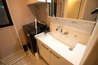 a bathroom with a sink and a mirror at \u6d45\u8349\u7985\u5fc3\u5c45202\u5ba4 \u6d45\u8349\u99c5\u5f92\u6b6915\u5206 2024\u5e744\u6708\u30cb\u30e5\u30fc\u30aa\u30fc\u30d7\u30f3 43\u5e73\u7c73\u4e38\u8cb8\u3057\u5207\u308a \u30c0\u30d6\u30eb\u30d9\u30c3\u30c82\u53f0\u3068\u7573\u6577\u304d\u5e03\u56e32\u7d44 \u5bb6\u5ead\u5f0f\u7528\u54c1\u8a2d\u5099\u5b8c\u5099 in Tokyo