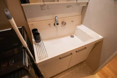 a sink in a small kitchen with aaucet at \u6d45\u8349\u7985\u5fc3\u5c45202\u5ba4 \u6d45\u8349\u99c5\u5f92\u6b6915\u5206 2024\u5e744\u6708\u30cb\u30e5\u30fc\u30aa\u30fc\u30d7\u30f3 43\u5e73\u7c73\u4e38\u8cb8\u3057\u5207\u308a \u30c0\u30d6\u30eb\u30d9\u30c3\u30c82\u53f0\u3068\u7573\u6577\u304d\u5e03\u56e32\u7d44 \u5bb6\u5ead\u5f0f\u7528\u54c1\u8a2d\u5099\u5b8c\u5099 in Tokyo