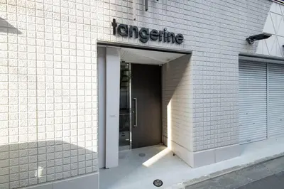 a entrance to a building with a sign on it at \u6d45\u8349\u7985\u5fc3\u5c45202\u5ba4 \u6d45\u8349\u99c5\u5f92\u6b6915\u5206 2024\u5e744\u6708\u30cb\u30e5\u30fc\u30aa\u30fc\u30d7\u30f3 43\u5e73\u7c73\u4e38\u8cb8\u3057\u5207\u308a \u30c0\u30d6\u30eb\u30d9\u30c3\u30c82\u53f0\u3068\u7573\u6577\u304d\u5e03\u56e32\u7d44 \u5bb6\u5ead\u5f0f\u7528\u54c1\u8a2d\u5099\u5b8c\u5099 in Tokyo