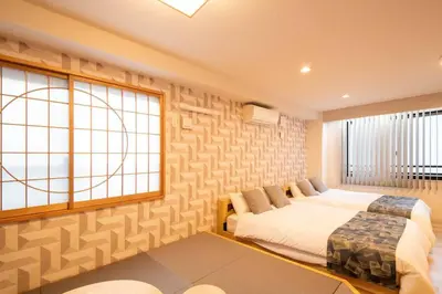 a bedroom with a bed and a large window at \u6d45\u8349\u7985\u5fc3\u5c45202\u5ba4 \u6d45\u8349\u99c5\u5f92\u6b6915\u5206 2024\u5e744\u6708\u30cb\u30e5\u30fc\u30aa\u30fc\u30d7\u30f3 43\u5e73\u7c73\u4e38\u8cb8\u3057\u5207\u308a \u30c0\u30d6\u30eb\u30d9\u30c3\u30c82\u53f0\u3068\u7573\u6577\u304d\u5e03\u56e32\u7d44 \u5bb6\u5ead\u5f0f\u7528\u54c1\u8a2d\u5099\u5b8c\u5099 in Tokyo