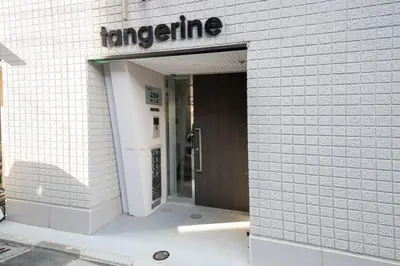 an entrance to a building with a sign on it at \u6d45\u8349\u7985\u5fc3\u5c45301\u5ba4 \u6d45\u8349\u99c5\u5f92\u6b6915\u5206 2024\u5e744\u6708\u30cb\u30e5\u30fc\u30aa\u30fc\u30d7\u30f3 43\u5e73\u7c73\u4e38\u8cb8\u3057\u5207\u308a \u30c0\u30d6\u30eb\u30d9\u30c3\u30c82\u53f0\u3068\u7573\u6577\u304d\u5e03\u56e32\u7d44 \u5bb6\u5ead\u5f0f\u7528\u54c1\u8a2d\u5099\u5b8c\u5099 in Tokyo