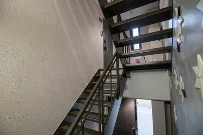 a staircase in a building with a stair case at \u6d45\u8349\u7985\u5fc3\u5c45301\u5ba4 \u6d45\u8349\u99c5\u5f92\u6b6915\u5206 2024\u5e744\u6708\u30cb\u30e5\u30fc\u30aa\u30fc\u30d7\u30f3 43\u5e73\u7c73\u4e38\u8cb8\u3057\u5207\u308a \u30c0\u30d6\u30eb\u30d9\u30c3\u30c82\u53f0\u3068\u7573\u6577\u304d\u5e03\u56e32\u7d44 \u5bb6\u5ead\u5f0f\u7528\u54c1\u8a2d\u5099\u5b8c\u5099 in Tokyo