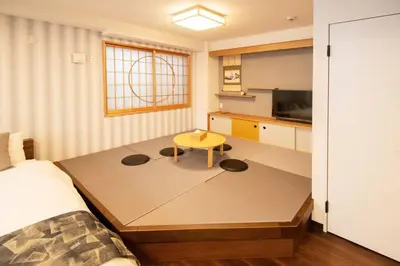 a bedroom with a bed and a table with a small table at \u6d45\u8349\u7985\u5fc3\u5c45301\u5ba4 \u6d45\u8349\u99c5\u5f92\u6b6915\u5206 2024\u5e744\u6708\u30cb\u30e5\u30fc\u30aa\u30fc\u30d7\u30f3 43\u5e73\u7c73\u4e38\u8cb8\u3057\u5207\u308a \u30c0\u30d6\u30eb\u30d9\u30c3\u30c82\u53f0\u3068\u7573\u6577\u304d\u5e03\u56e32\u7d44 \u5bb6\u5ead\u5f0f\u7528\u54c1\u8a2d\u5099\u5b8c\u5099 in Tokyo