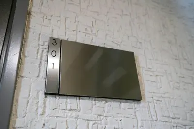 a flat screen tv on a white wall at \u6d45\u8349\u7985\u5fc3\u5c45301\u5ba4 \u6d45\u8349\u99c5\u5f92\u6b6915\u5206 2024\u5e744\u6708\u30cb\u30e5\u30fc\u30aa\u30fc\u30d7\u30f3 43\u5e73\u7c73\u4e38\u8cb8\u3057\u5207\u308a \u30c0\u30d6\u30eb\u30d9\u30c3\u30c82\u53f0\u3068\u7573\u6577\u304d\u5e03\u56e32\u7d44 \u5bb6\u5ead\u5f0f\u7528\u54c1\u8a2d\u5099\u5b8c\u5099 in Tokyo