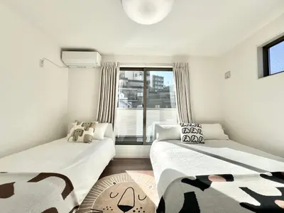 two beds in a room with a window at XY-\u6839\u5cb8\u4e00\u6237\u5efa-tTT0107 in Tokyo