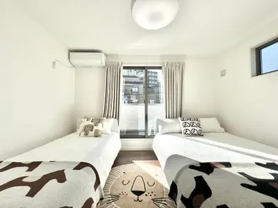 a bedroom with two beds and a window at XY-\u6839\u5cb8\u4e00\u6237\u5efa-tTT0107 in Tokyo