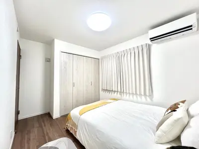 a white bedroom with a large bed and a window at XY-\u6839\u5cb8\u4e00\u6237\u5efa-tTT0107 in Tokyo