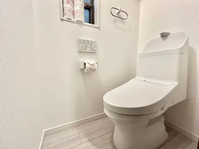 a bathroom with a white toilet and a window at XY-\u6839\u5cb8\u4e00\u6237\u5efa-tTT0107 in Tokyo
