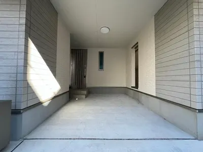 an empty hallway of a building with sunlight streaming through the window at XY-\u6839\u5cb8\u4e00\u6237\u5efa-tTT0107 in Tokyo