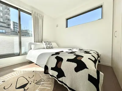 a bedroom with a bed and a large window at XY-\u6839\u5cb8\u4e00\u6237\u5efa-tTT0107 in Tokyo