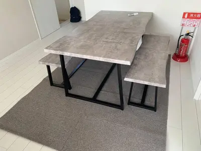 a table with two benches next to a room at \u30aa\u30fc\u30b7\u30e3\u30f3\u30ba\u30b9\u30a4\u30fc\u30c8 \u6771\u4eac\u30c7\u30a3\u30ba\u30cb\u30fc\u30ea\u30be\u30fc\u30c8\u30b3\u30fc\u30b8\u30fc\u30d0\u30eb\u30b3\u30cb\u30fc302 in Tokyo