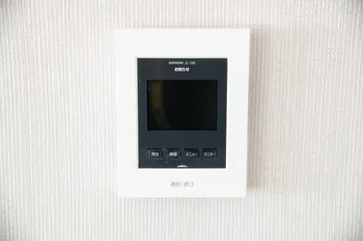 an electronic device is attached to a wall at \u30aa\u30fc\u30b7\u30e3\u30f3\u30ba\u30b9\u30a4\u30fc\u30c8 \u6771\u4eac\u30c7\u30a3\u30ba\u30cb\u30fc\u30ea\u30be\u30fc\u30c8\u30b3\u30fc\u30b8\u30fc\u30d0\u30eb\u30b3\u30cb\u30fc302 in Tokyo