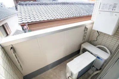 a small bathroom with a toilet and a window at \u30aa\u30fc\u30b7\u30e3\u30f3\u30ba\u30b9\u30a4\u30fc\u30c8 \u6771\u4eac\u30c7\u30a3\u30ba\u30cb\u30fc\u30ea\u30be\u30fc\u30c8\u30de\u30ea\u30f3\u30d0\u30eb\u30b3\u30cb\u30fc303\u5ba4 in Tokyo