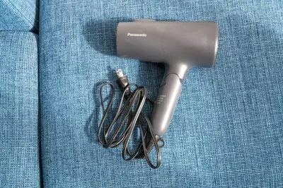 a hair dryer sitting on a couch with a cord at \u30aa\u30fc\u30b7\u30e3\u30f3\u30ba\u30b9\u30a4\u30fc\u30c8 \u6771\u4eac\u30c7\u30a3\u30ba\u30cb\u30fc\u30ea\u30be\u30fc\u30c8\u30de\u30ea\u30f3\u30d0\u30eb\u30b3\u30cb\u30fc303\u5ba4 in Tokyo