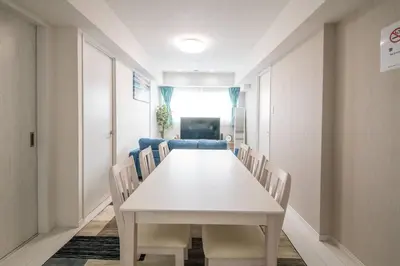 a dining room with a white table and chairs at \u30aa\u30fc\u30b7\u30e3\u30f3\u30ba\u30b9\u30a4\u30fc\u30c8 \u6771\u4eac\u30c7\u30a3\u30ba\u30cb\u30fc\u30ea\u30be\u30fc\u30c8\u30de\u30ea\u30f3\u30d0\u30eb\u30b3\u30cb\u30fc303\u5ba4 in Tokyo