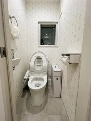 a small bathroom with a toilet and a window at miyabi I - \u96c5 I in Tokyo