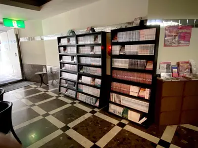 a book store with shelves filled with books at \u30a2\u30fc\u30d0\u30f3\u30db\u30c6\u30eb\u68ee\u4e0b in Tokyo