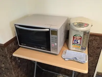 a microwave oven sitting on top of a table at \u30a2\u30fc\u30d0\u30f3\u30db\u30c6\u30eb\u68ee\u4e0b in Tokyo