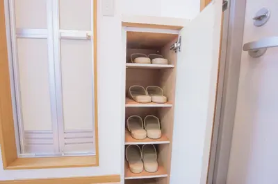 a closet with a pair of shoes in it at \u9591\u9759\u306a\u4f4f\u5b85\u8857_\u6696\u304b\u304f\u5c45\u5fc3\u5730\u306e\u826f\u3044\u30c7\u30b6\u30a4\u30f3 EoW-7 in Tokyo