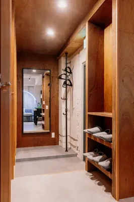 a hallway with a mirror and a room at Eminaz Minami Otsuka 2F in Tokyo