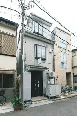 a house with bikes parked in front of it at Ukiyoan Kachofugetsu in Tokyo