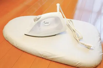 a white iron sitting on top of a white pillow at Lucky Yotsugi - \u30e9\u30c3\u30ad\u30fc\u56db\u30c4\u6728 in Tokyo