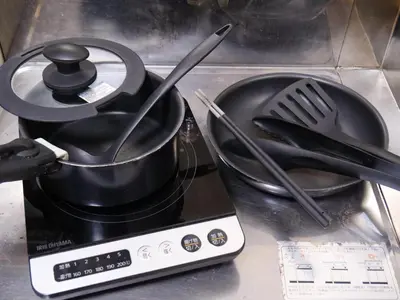 a stove with a pot and pans on top of it at Lucky Horikiri - \u30e9\u30c3\u30ad\u30fc\u5800\u5207 in Tokyo