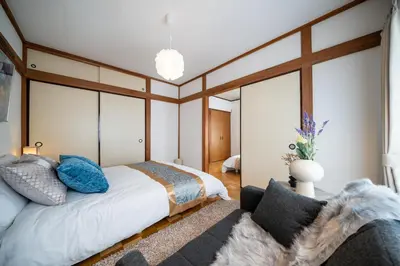 a bedroom with a bed and a couch at Lucky Horikiri - \u30e9\u30c3\u30ad\u30fc\u5800\u5207 in Tokyo