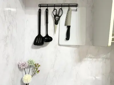 a bunch of kitchen utensils hanging on a wall at A shinnjuku area \u5f92\u6b65\u5230\u65b0\u5bbf\u53ea\u9700\u898110\u5206\u949f\u5f92\u6b65\u5230\u65b0\u5927\u4e45\u4fdd\u53ea\u9700\u89814\u5206\u949f\u590d\u5f0f\u623f\u95f4a in Tokyo