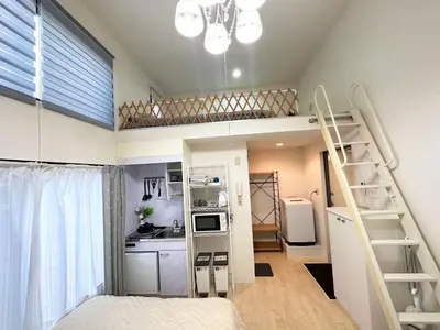a room with a loft bed and a kitchen at A shinnjuku area \u5f92\u6b65\u5230\u65b0\u5bbf\u53ea\u9700\u898110\u5206\u949f\u5f92\u6b65\u5230\u65b0\u5927\u4e45\u4fdd\u53ea\u9700\u89814\u5206\u949f\u590d\u5f0f\u623f\u95f4a in Tokyo