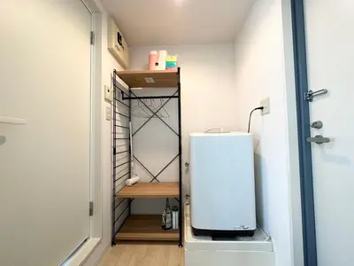 a walk in closet with a small refrigerator in a room at A shinnjuku area \u5f92\u6b65\u5230\u65b0\u5bbf\u53ea\u9700\u898110\u5206\u949f\u5f92\u6b65\u5230\u65b0\u5927\u4e45\u4fdd\u53ea\u9700\u89814\u5206\u949f\u590d\u5f0f\u623f\u95f4a in Tokyo