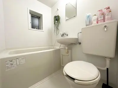 a bathroom with a toilet and a sink and a tub at A shinnjuku area \u5f92\u6b65\u5230\u65b0\u5bbf\u53ea\u9700\u898110\u5206\u949f\u5f92\u6b65\u5230\u65b0\u5927\u4e45\u4fdd\u53ea\u9700\u89814\u5206\u949f\u590d\u5f0f\u623f\u95f4a in Tokyo