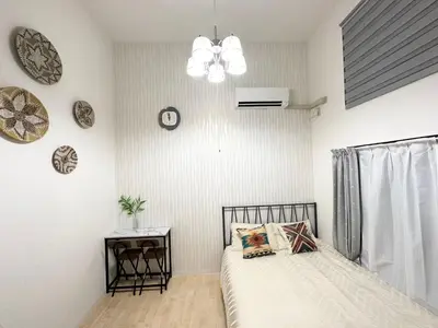 a white bedroom with a bed and a table at A shinnjuku area \u5f92\u6b65\u5230\u65b0\u5bbf\u53ea\u9700\u898110\u5206\u949f\u5f92\u6b65\u5230\u65b0\u5927\u4e45\u4fdd\u53ea\u9700\u89814\u5206\u949f\u590d\u5f0f\u623f\u95f4a in Tokyo