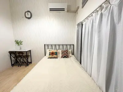 a bed in a room with a large window at A shinnjuku area \u5f92\u6b65\u5230\u65b0\u5bbf\u53ea\u9700\u898110\u5206\u949f\u5f92\u6b65\u5230\u65b0\u5927\u4e45\u4fdd\u53ea\u9700\u89814\u5206\u949f\u590d\u5f0f\u623f\u95f4a in Tokyo