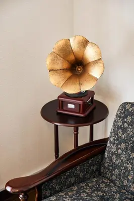 a lamp on top of a table next to a chair at Traditional House West Ikebukuro - \u30c8\u30e9\u30c7\u30a3\u30b7\u30e7\u30ca\u30eb\u30cf\u30a6\u30b9\u30a6\u30a7\u30b9\u30c8\u6c60\u888b in Tokyo
