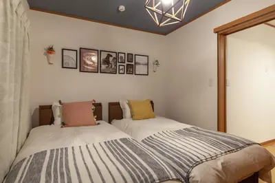 two beds sitting next to each other in a bedroom at Traditional House West Ikebukuro - \u30c8\u30e9\u30c7\u30a3\u30b7\u30e7\u30ca\u30eb\u30cf\u30a6\u30b9\u30a6\u30a7\u30b9\u30c8\u6c60\u888b in Tokyo