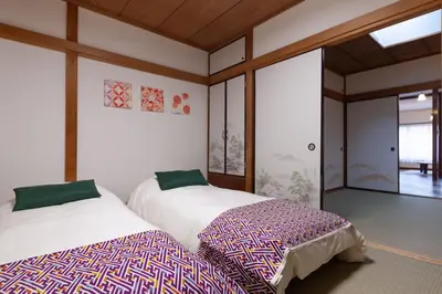two beds sitting next to each other in a room at Traditional House West Ikebukuro - \u30c8\u30e9\u30c7\u30a3\u30b7\u30e7\u30ca\u30eb\u30cf\u30a6\u30b9\u30a6\u30a7\u30b9\u30c8\u6c60\u888b in Tokyo