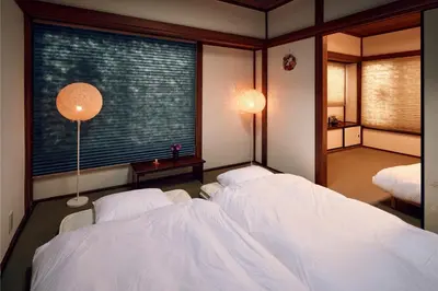 a bedroom with two beds and a large window at Traditional House West Ikebukuro - \u30c8\u30e9\u30c7\u30a3\u30b7\u30e7\u30ca\u30eb\u30cf\u30a6\u30b9\u30a6\u30a7\u30b9\u30c8\u6c60\u888b in Tokyo