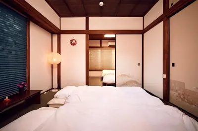 a bedroom with a white bed and a window at Traditional House West Ikebukuro - \u30c8\u30e9\u30c7\u30a3\u30b7\u30e7\u30ca\u30eb\u30cf\u30a6\u30b9\u30a6\u30a7\u30b9\u30c8\u6c60\u888b in Tokyo