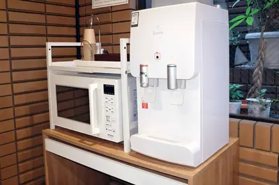 a white microwave oven sitting on top of a counter at Hananoie\u83ef\u4e4b\u5bb6 in Tokyo