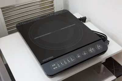 a black radio sitting on top of a table at \u30ea\u30de\u30fc\u30eb\u30d3\u30eb2 401 in Tokyo