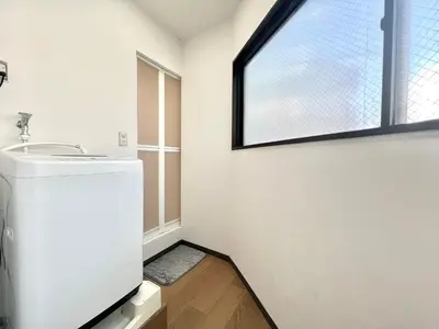 a bathroom with a sink and a window at \u6771\u7530\u7aef2F-kKI0064 in Tokyo